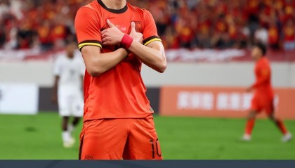 一场2：1验出国足大水货，至少浪费4次进球机会，难怪伊万不用他